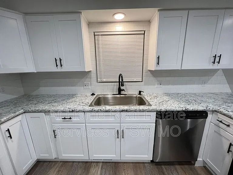 738 E Powell St — Photo 11