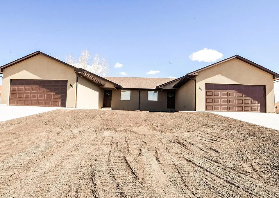 241 W Laurue Ln