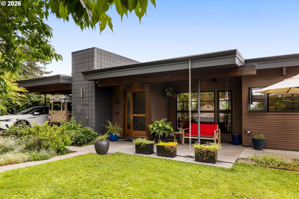 6809 SE Ash St, Portland, OR 97215 home