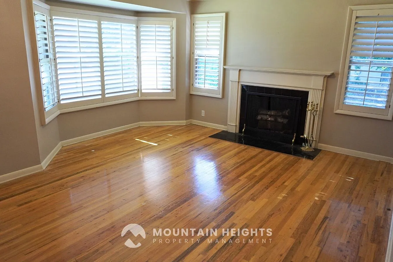 2 bed, 3.0 bath, 3000 sqft, $2,975 — Photo 3