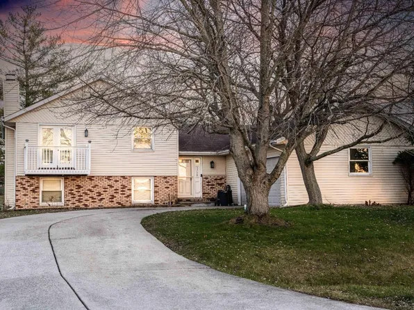1758 Broadacre Rd, Crown Point, IN 46307