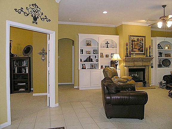 5th image of 8135 Oak Hollow Dr