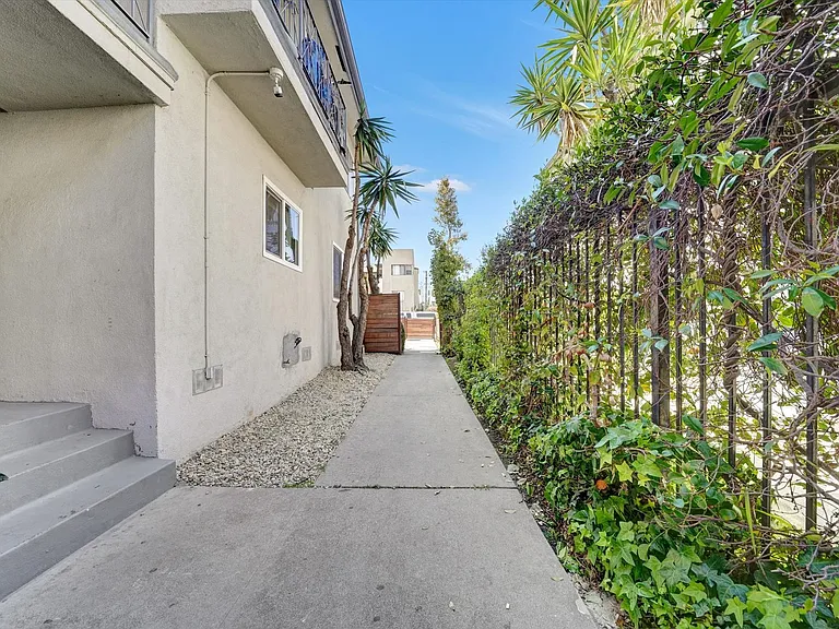2040 S Sherbourne Dr — Photo 16