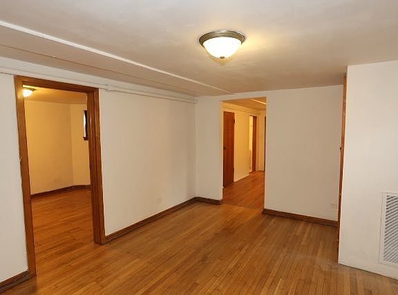 3rd image of 2025 W Addison Street # Garden Floor