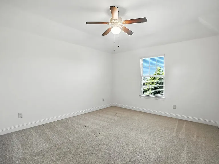2404 Sabine Cir — Photo 23
