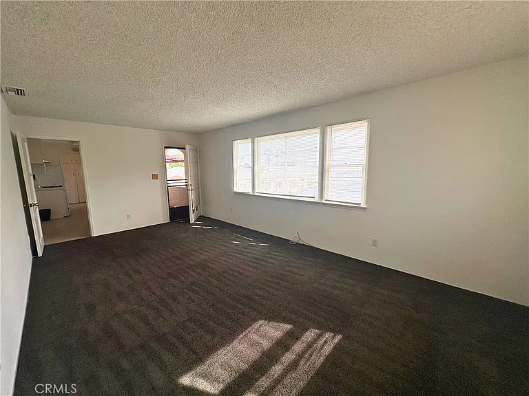 216 W D St — Photo 6