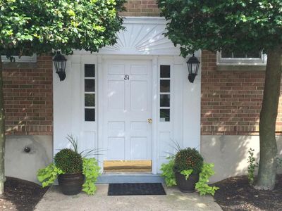 81 Heritage Hill Rd APT B, New Canaan, CT, 06840