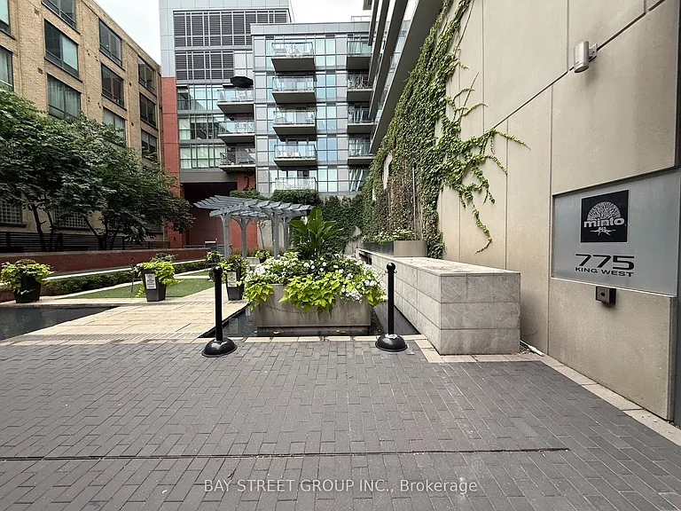 775 King St W #418 — Photo 2