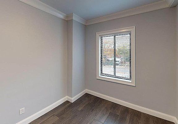 4th image of 1053 E 222nd St #Top