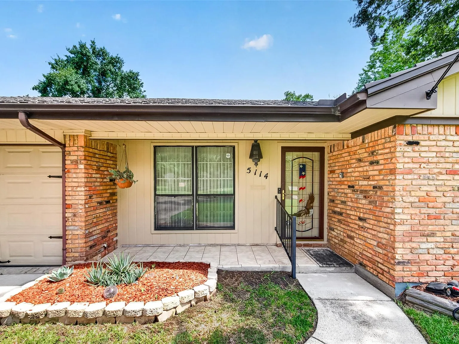 3 bed, 1.5 bath, 1323 sqft, $2,250 — Photo 3
