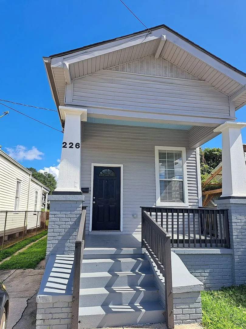 Single Family 3 Br/2 Ba Home With Backyard And Off Street Parking — Photo 1