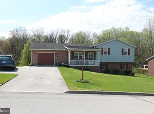 80 Ruel Ave, Hanover, PA 17331