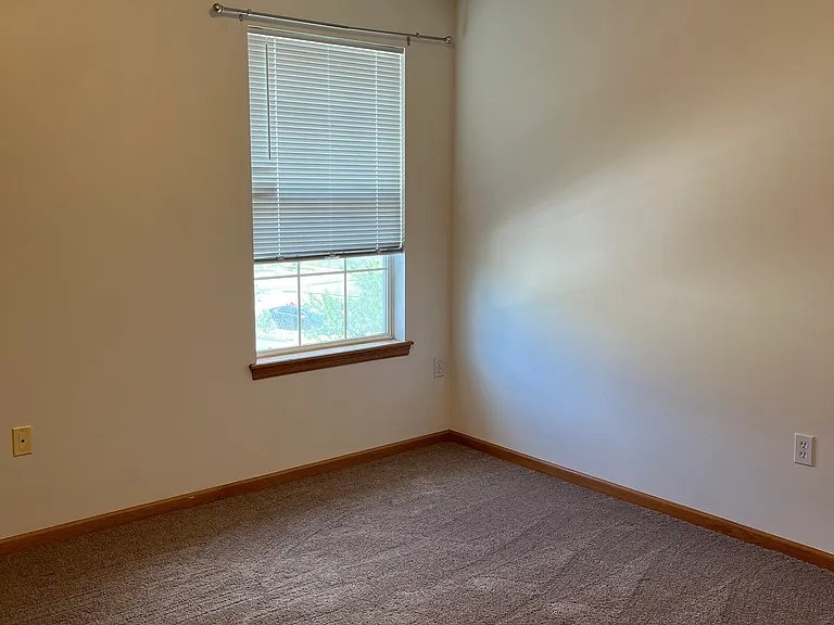 90 E Jefferson St #8 — Photo 3