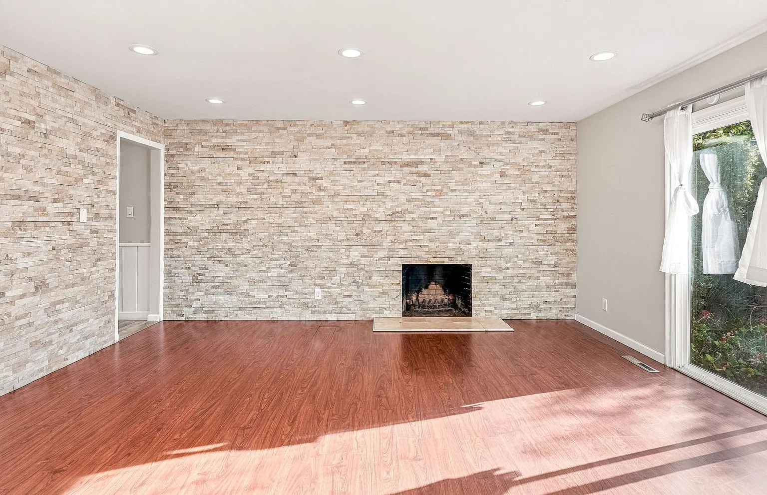 Beautiful home in Saratoga - Modern Comforts & Resort-Style Pool — Photo 4