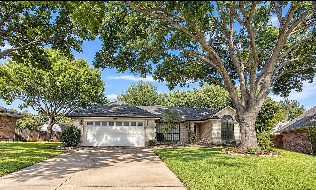 3 bed, 2.0 bath, 1440 sqft, $2,295 — Photo 1
