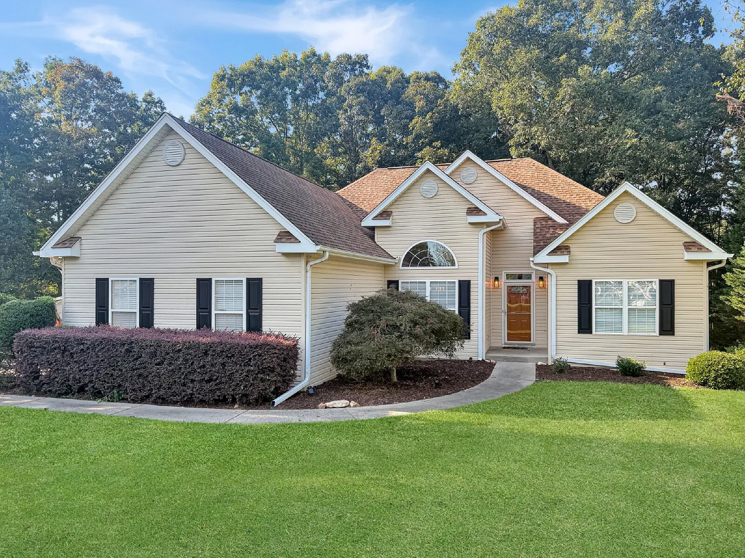 3 bed, 2.0 bath, 1600 sqft, $1,990 — Photo 1