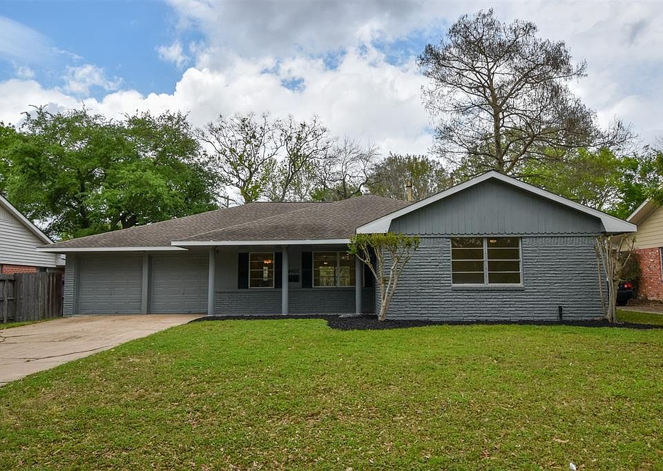 Nice exterior elevation on this 3 bedroom traditional home situated across from Willow Park.
