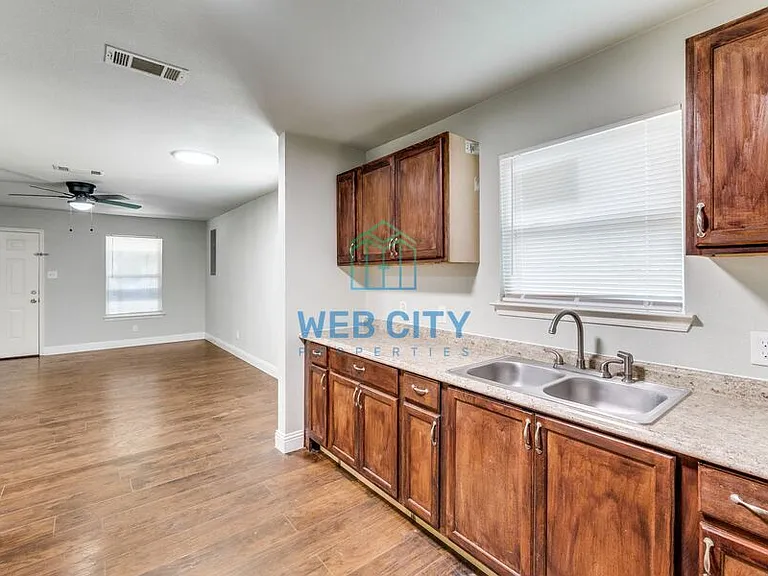4218 Carpenter Ave — Photo 6