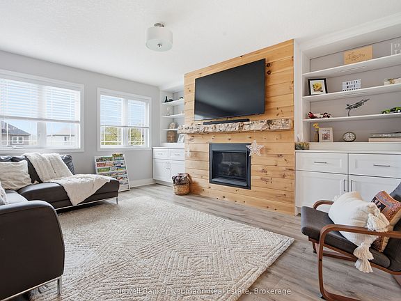 4th image of 110 Oakes Cres