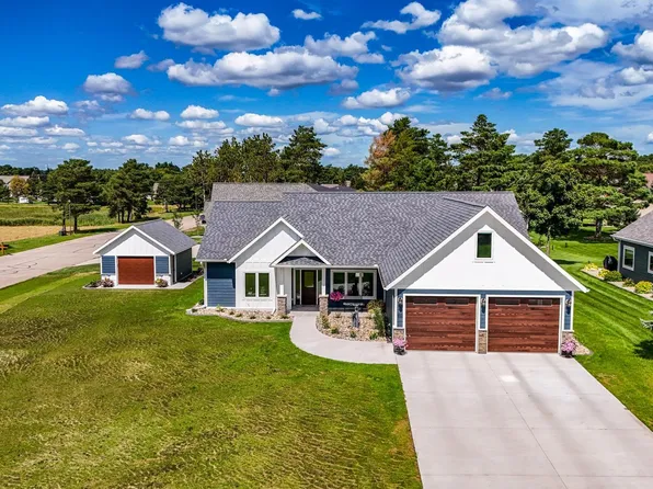 900 Lake Forest Cir, Detroit Lakes, MN 56501