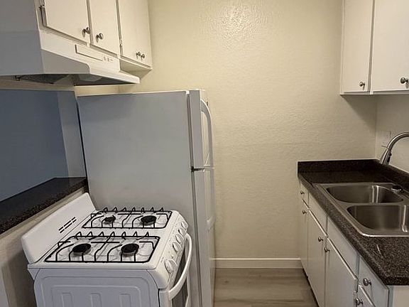 4th image of 11450 Calvert St APT 28