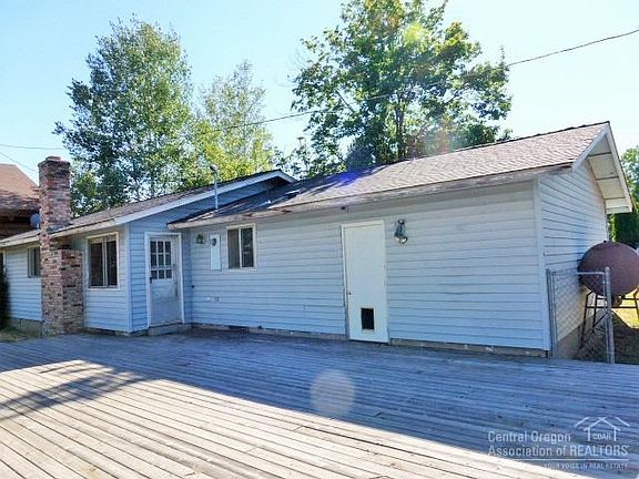 5th image of 945 NE Crest Dr