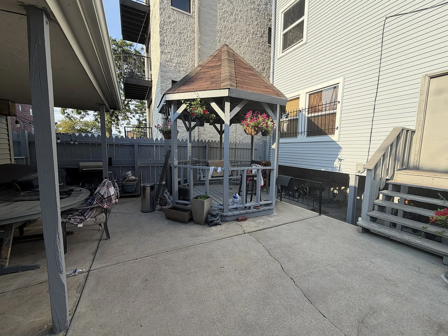 3 bed, 1200 sqft, $2,200 — Photo 2