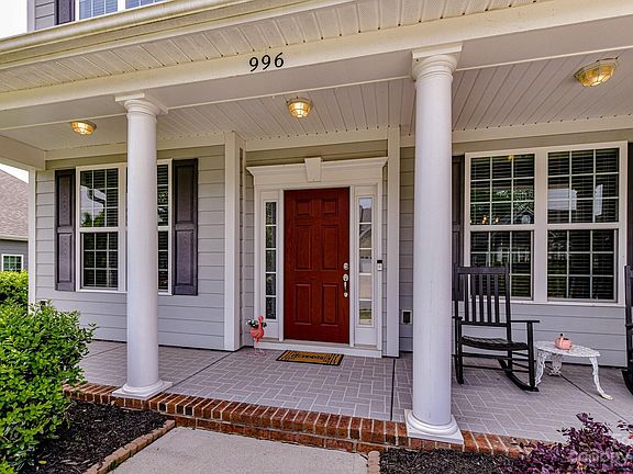 4th image of 996 Brookdale Ln