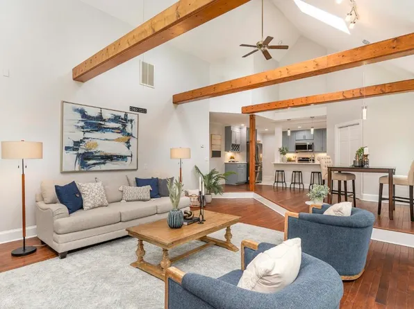 409 E 2nd St, Kenly, NC 27542