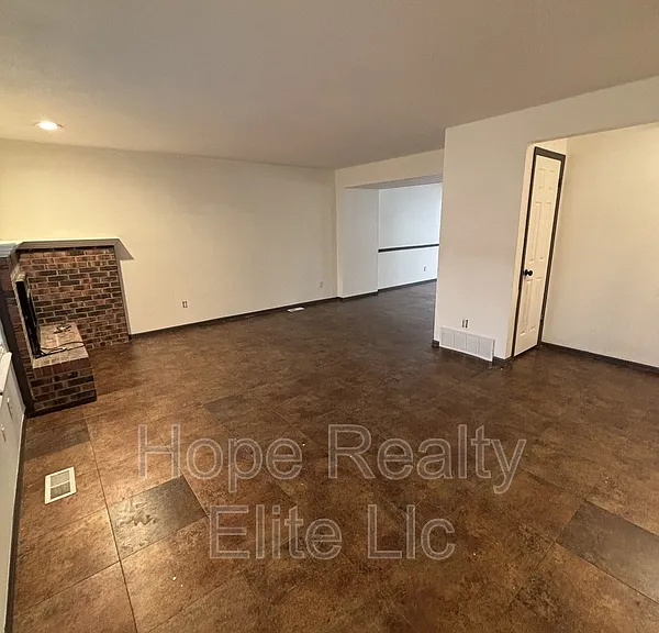 2079 Sussex Ln — Photo 4