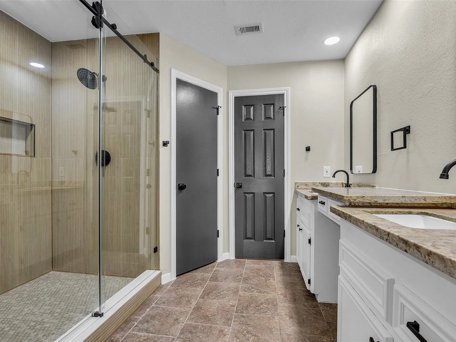 4 bed, 2.5 bath, 2370 sqft, $2,695 — Photo 4