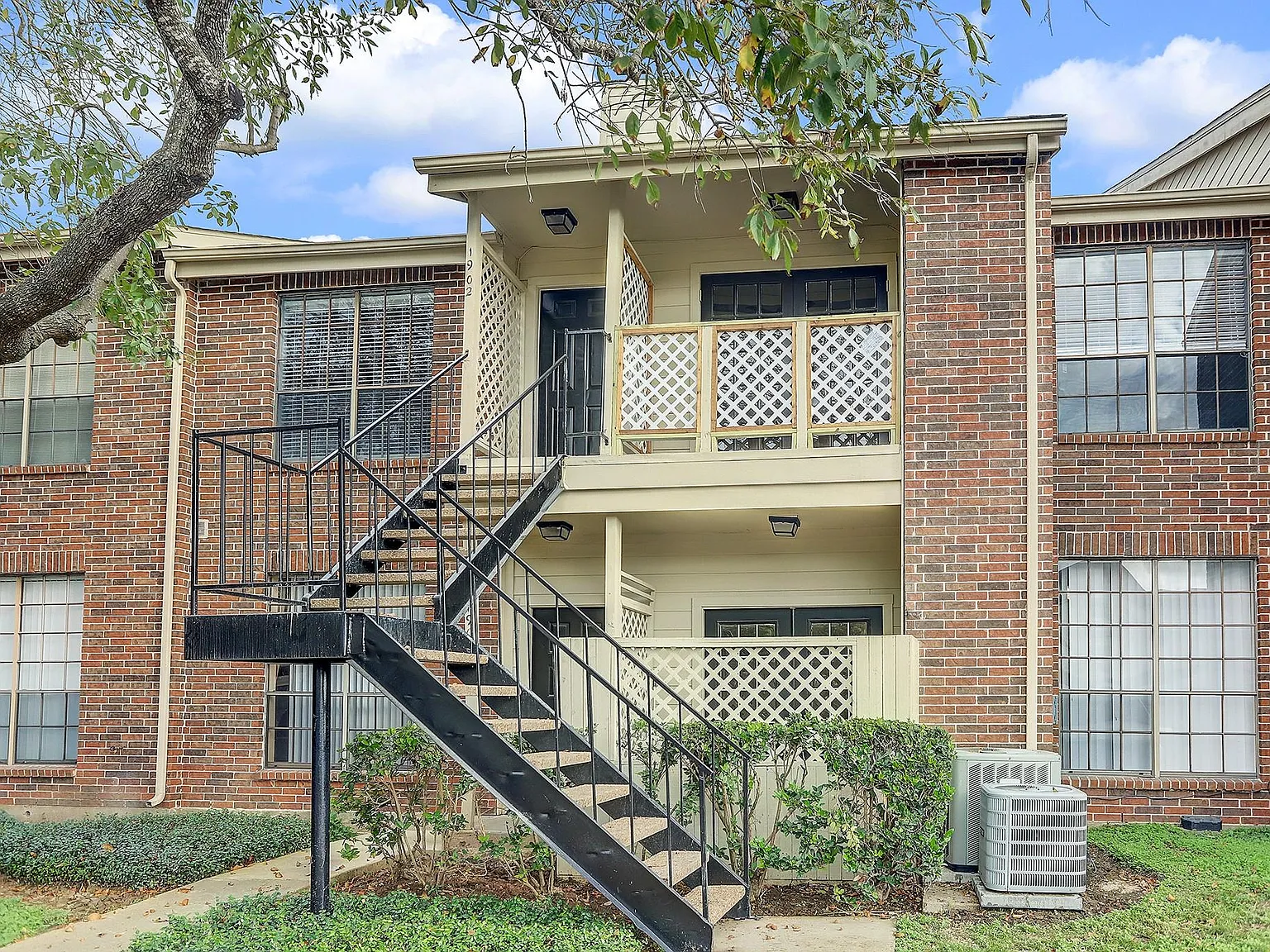 2 bed, 2.0 bath, 925 sqft, $1,550 — Photo 1