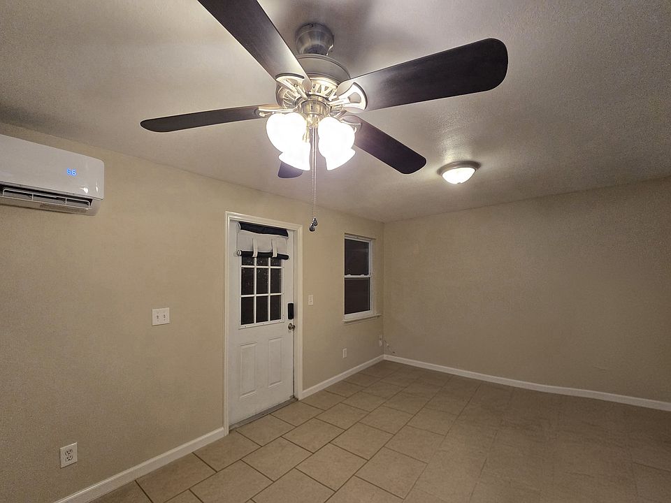 Private front entrance into main room.