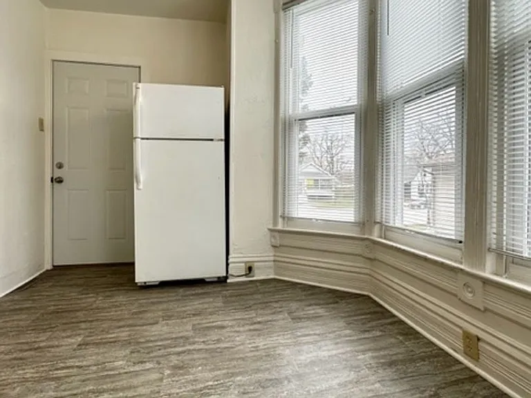 208 S Webster Ave — Photo 6