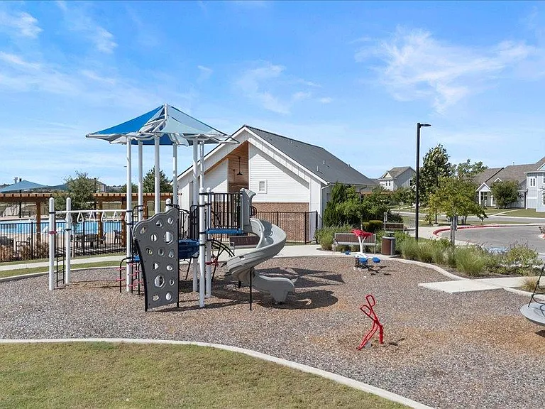 261 Hortus Dr — Photo 35