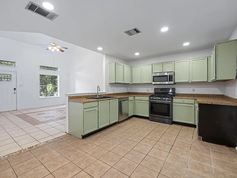 104 Grant Ct — Photo 3