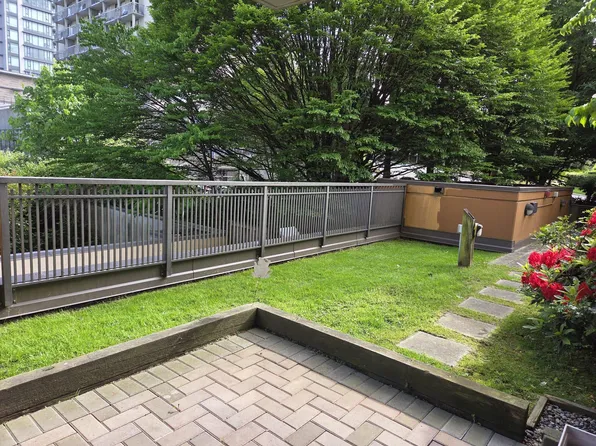 511 Rochester Ave #304, Coquitlam, BC V3K 0A2