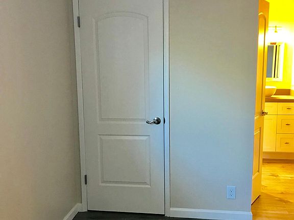 5th image of 40 Glen Eyrie Ave APT 6