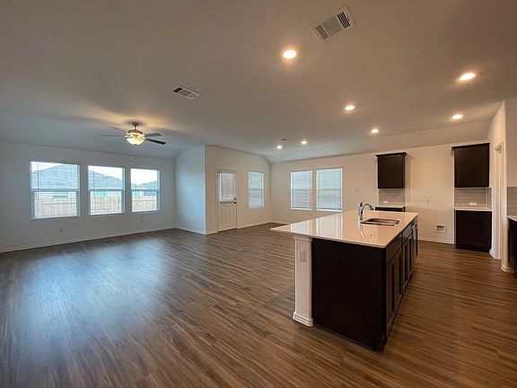 3rd image of 110 Mountain Maple Ln