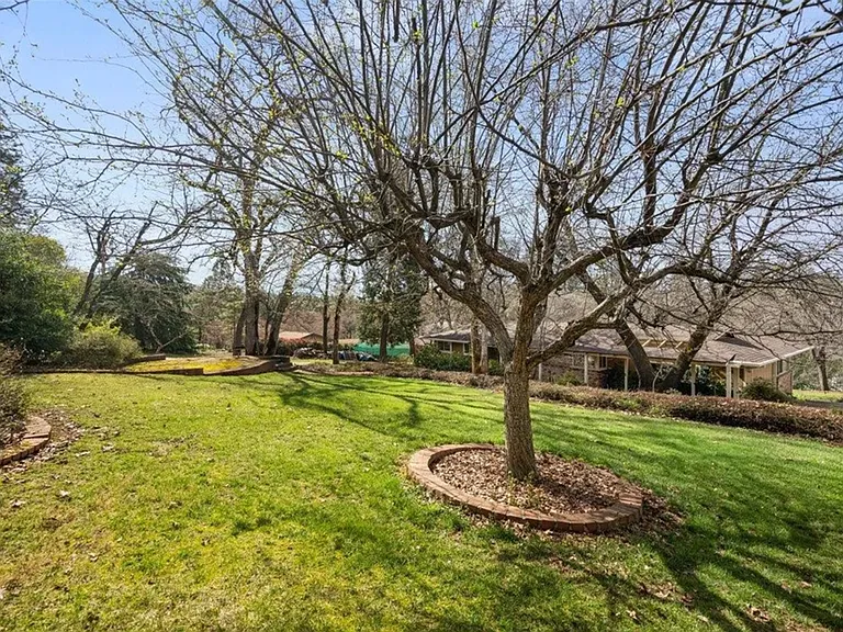 419 Greenwood Dr — Photo 3