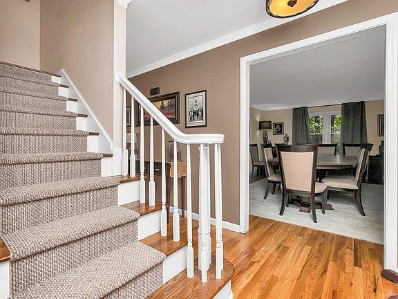 5th image of 302 Rosebay Dr