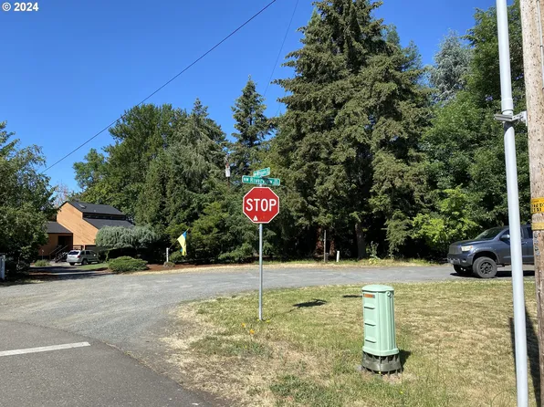 1306 NW Whipple Ave, Roseburg, OR 97471