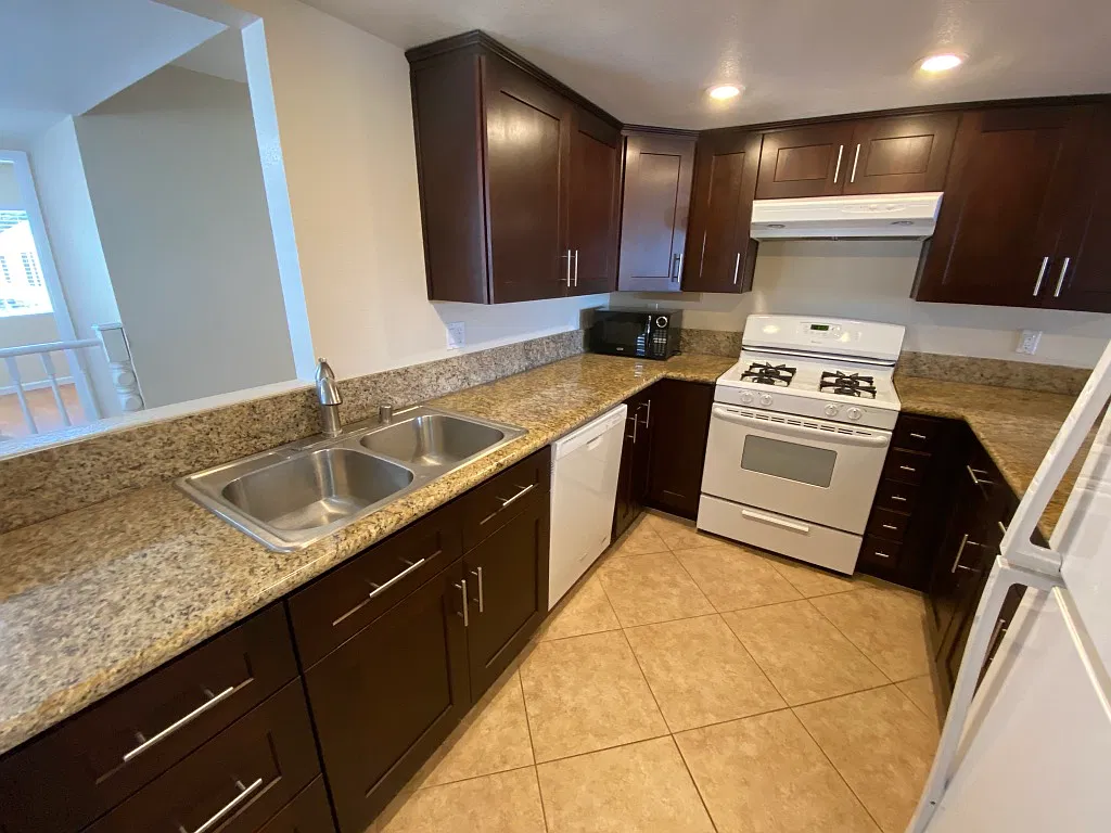 3 bed, 1300 sqft, $5,195 — Photo 4