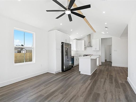 4th image of 587 W Easy St