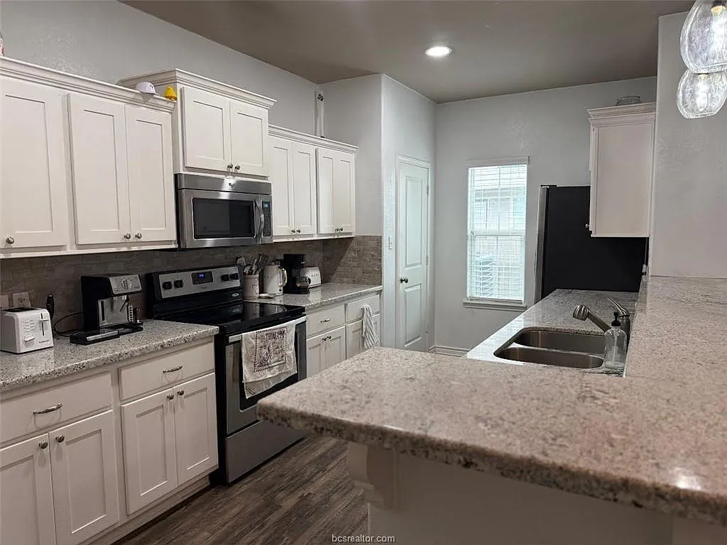 4 bed, 4.5 bath, 2099 sqft, $2,800 — Photo 1