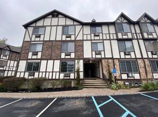 2110 Hawthorne Ln, Mahwah, NJ 07430