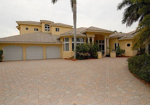 2nd image of 100 Bay Colony Dr