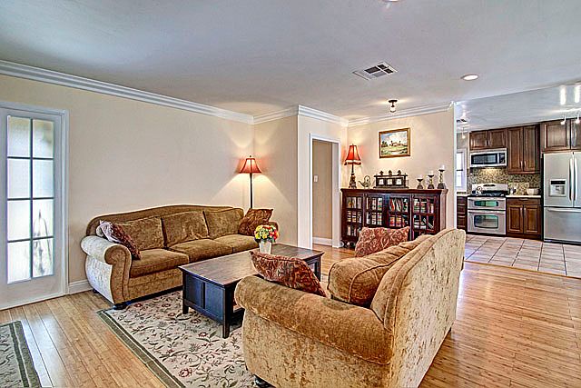 1st image of 5708 Newcastle Ave