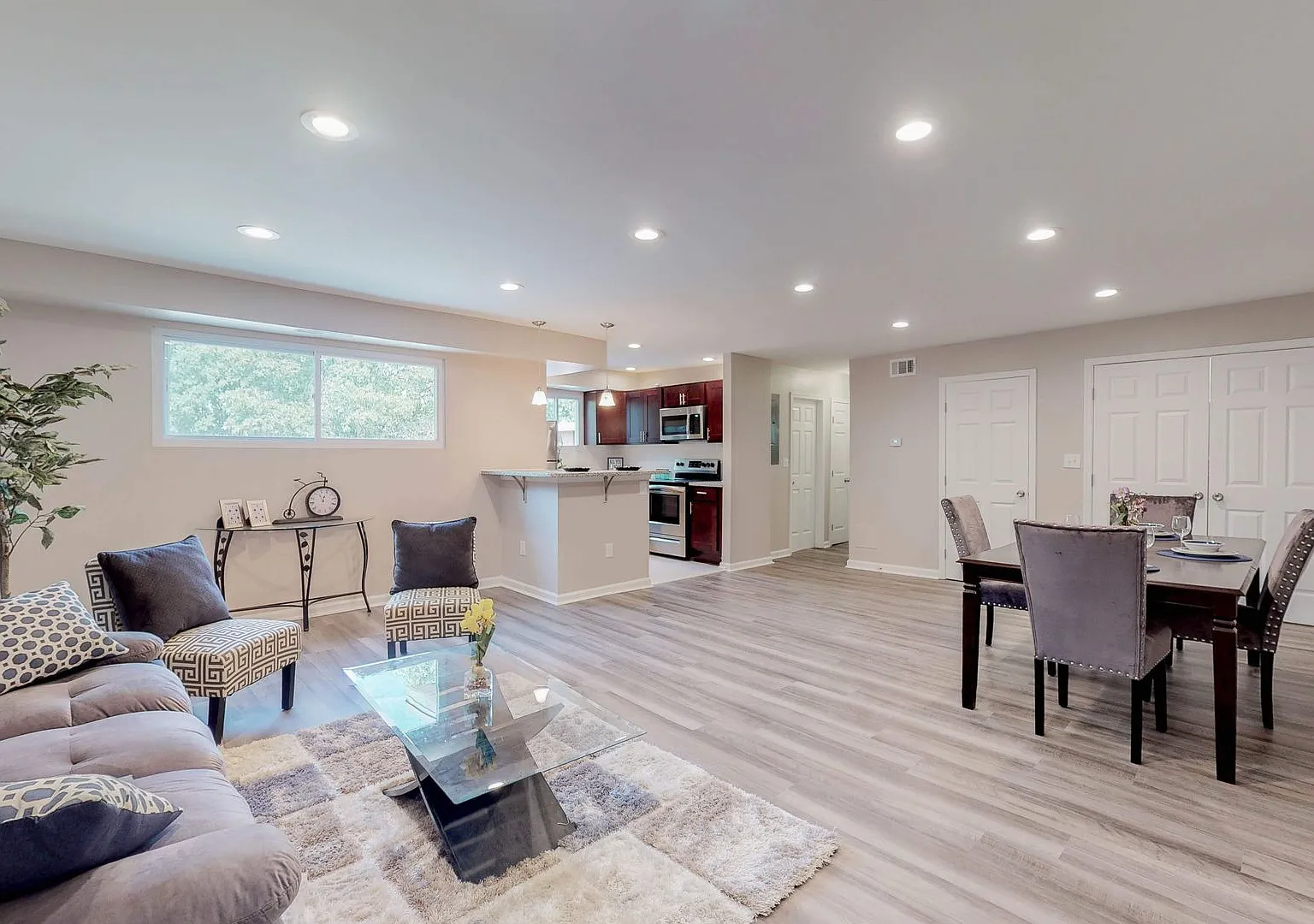 1403 Wentworth Ave — Photo 4
