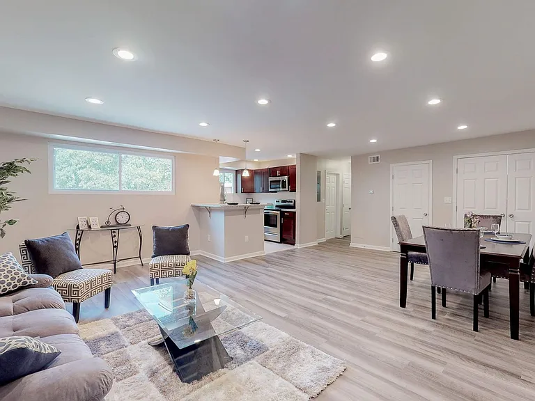 1403 Wentworth Ave — Photo 4